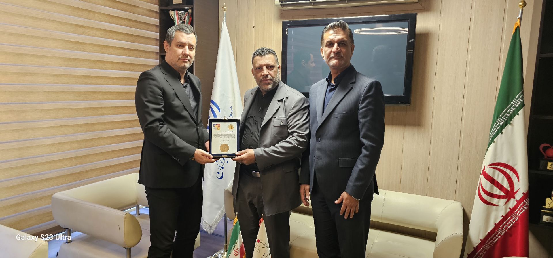 محمد دقیق دریافت لوح تقدیر طلایی